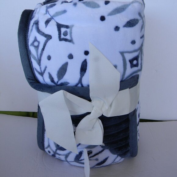 NEW Home Reflections Reversible Plush Oversized 60" x 80" Throw BLUE SNOWFLAKE - Picture 1 of 2